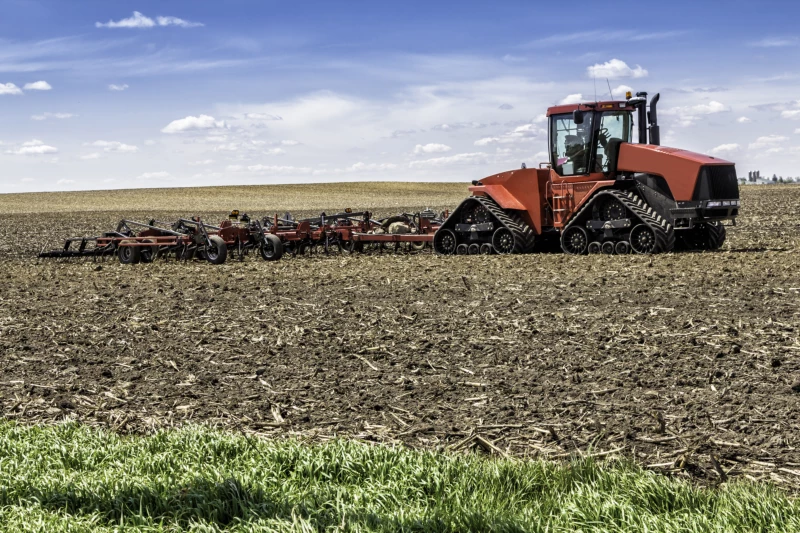maszyna rolnicza na polu